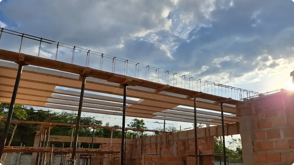 vão com laje prontendida com isopor de 7 metros em processo de montagem