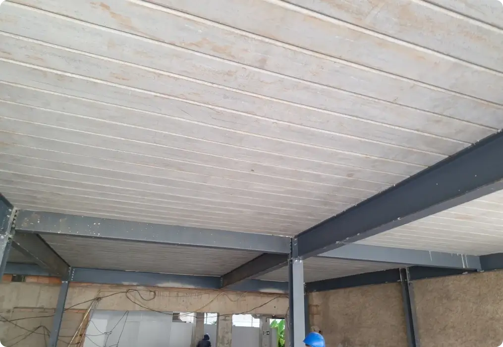 Acabamento da parte inferior da laje painel após a concretagem