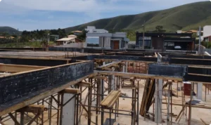 Obra com laje pré-moldada em fase de montagem