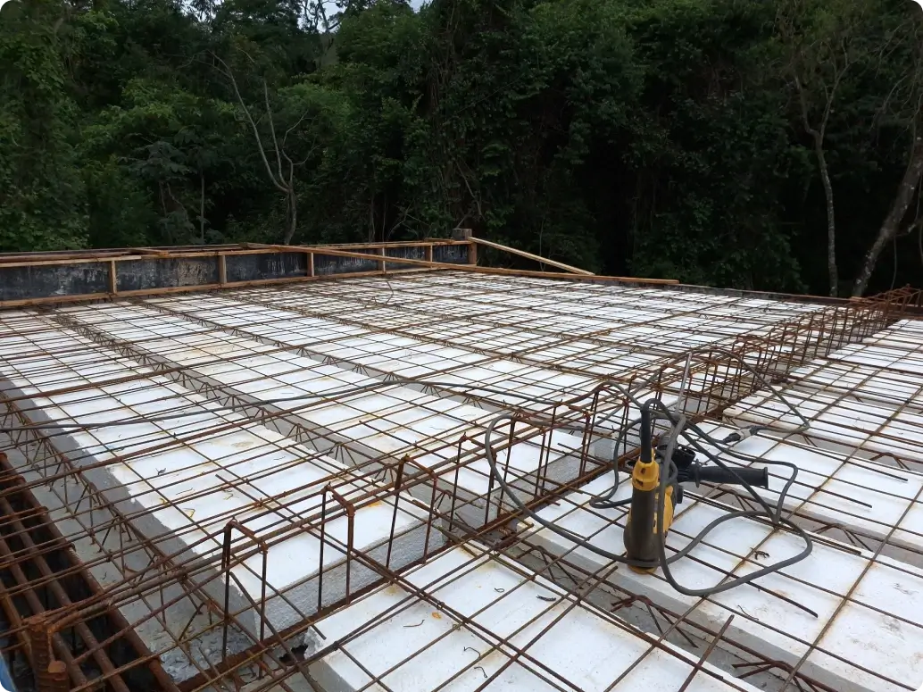 Laje treliçada com aço de distribuição na parte superior, preparada para concretagem