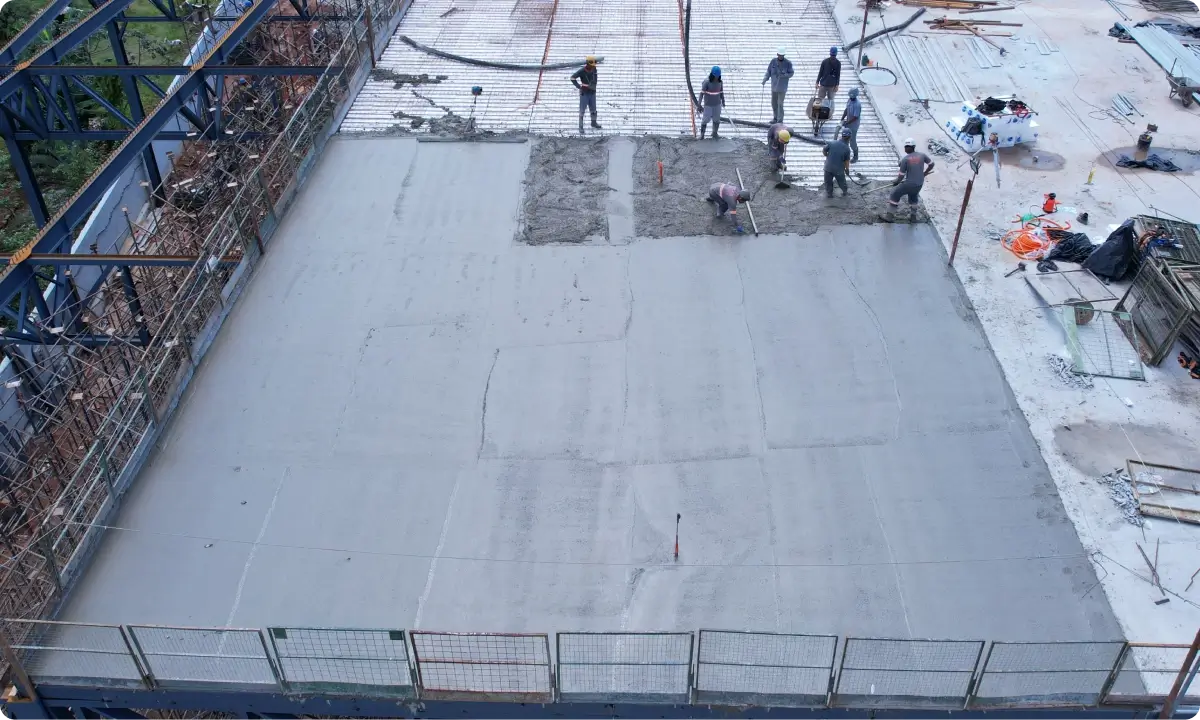 Laje concretada em processo de cura