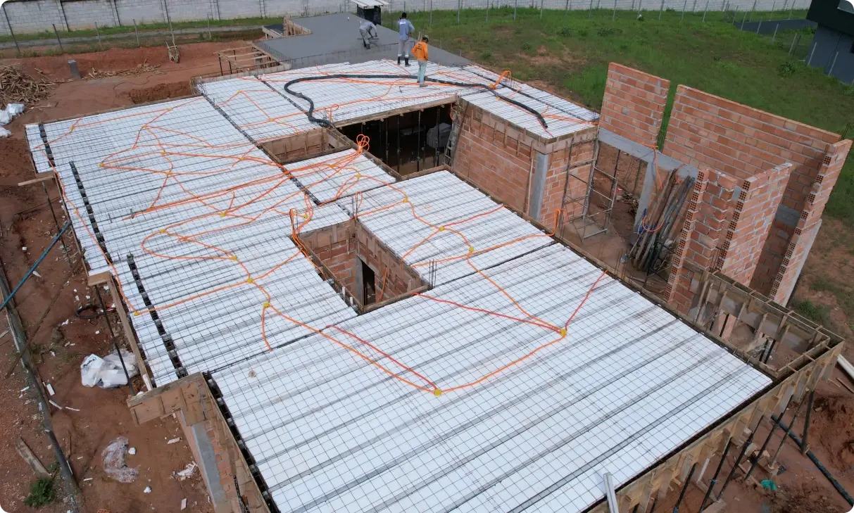 Vista aérea da construção com laje protendida com isopor e vão de 7 metros