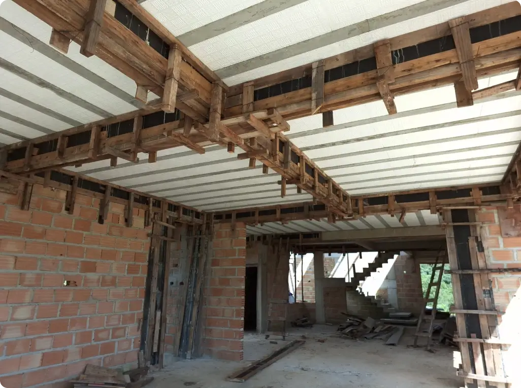 Vão livre de laje treliçada com isopor em obra