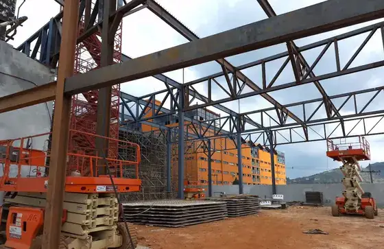 Laje Painel treliçada na Arena RM: Um Golasso de Eficiência e Rapidez na Construção Civil!