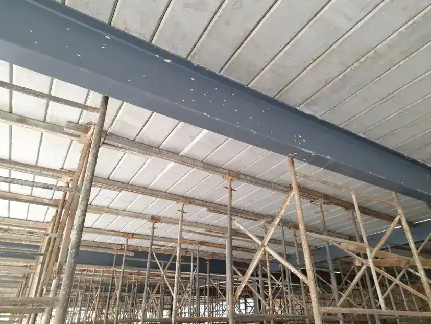 Laje Painel Treliçado da IgluMe Lajes montada em obra em Belo Horizonte