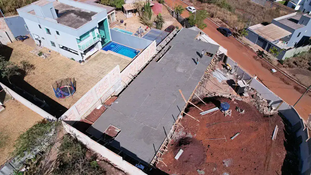 Concretagem da laje protendida com isopor em obra de Nova Lima
