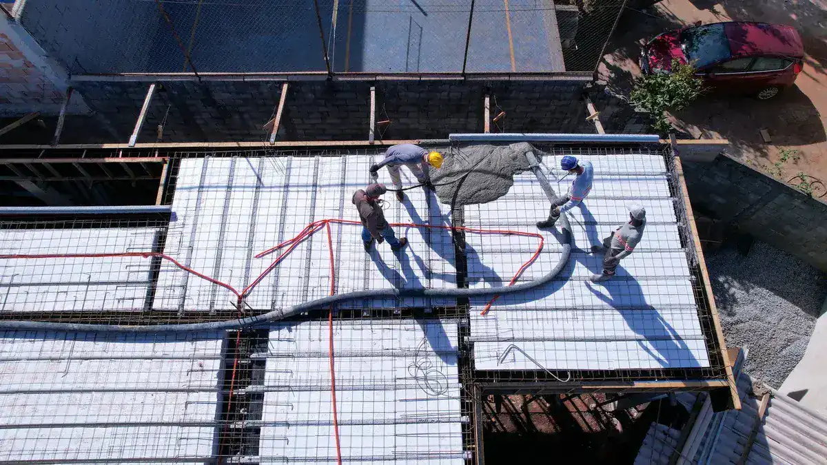 Concretagem da laje protendida com isopor em obra de Nova Lima