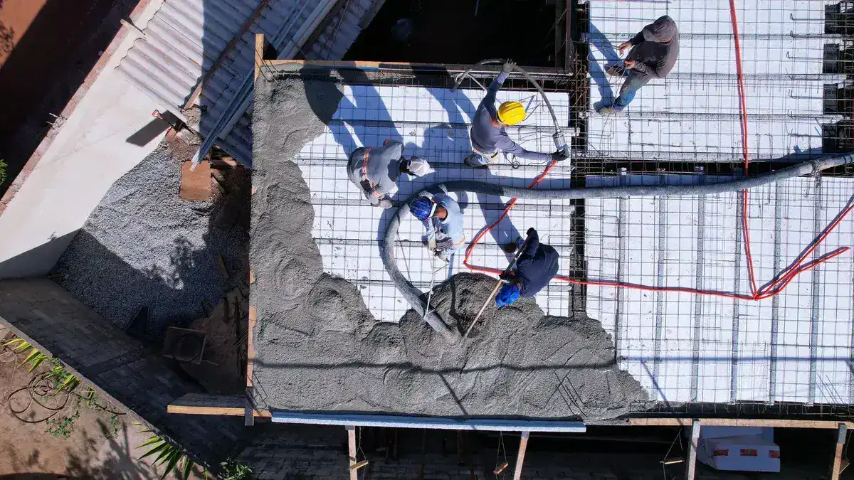 Concretagem da laje protendida com isopor em obra de Nova Lima