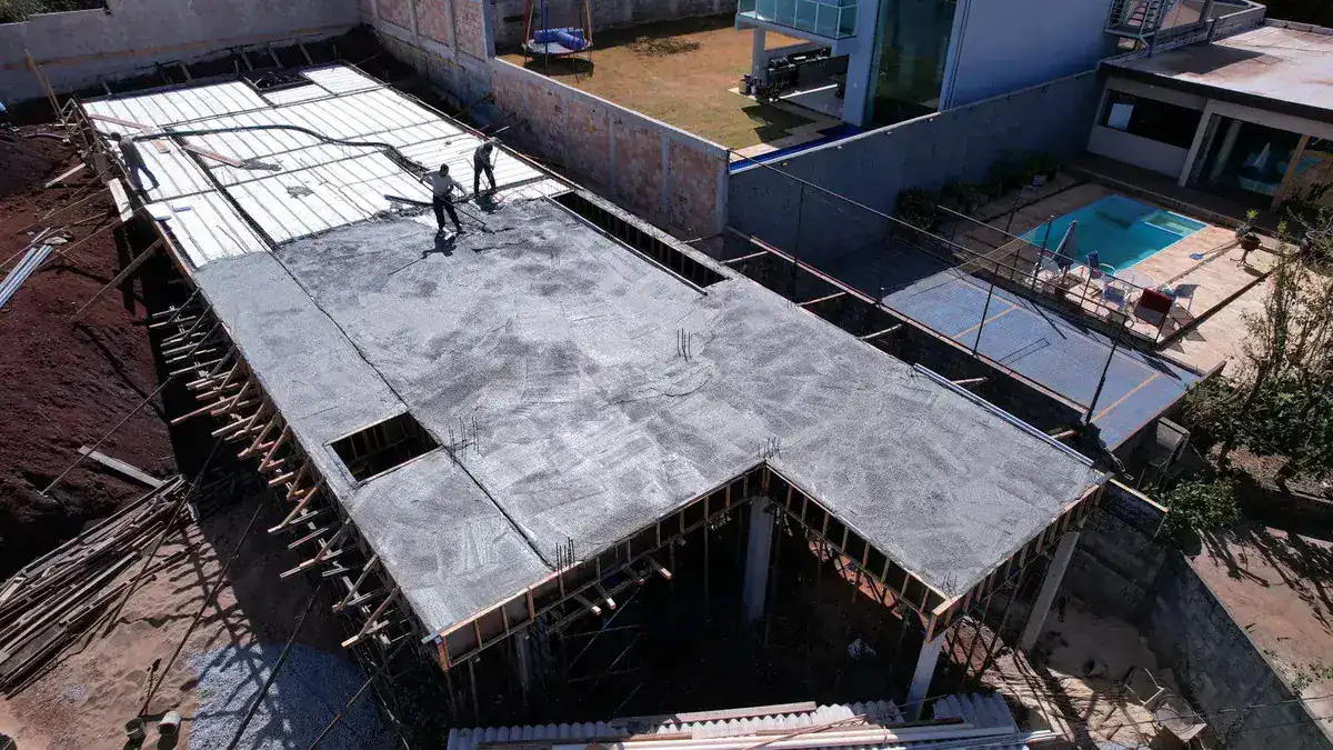 Concretagem da laje protendida com isopor em obra de Nova Lima