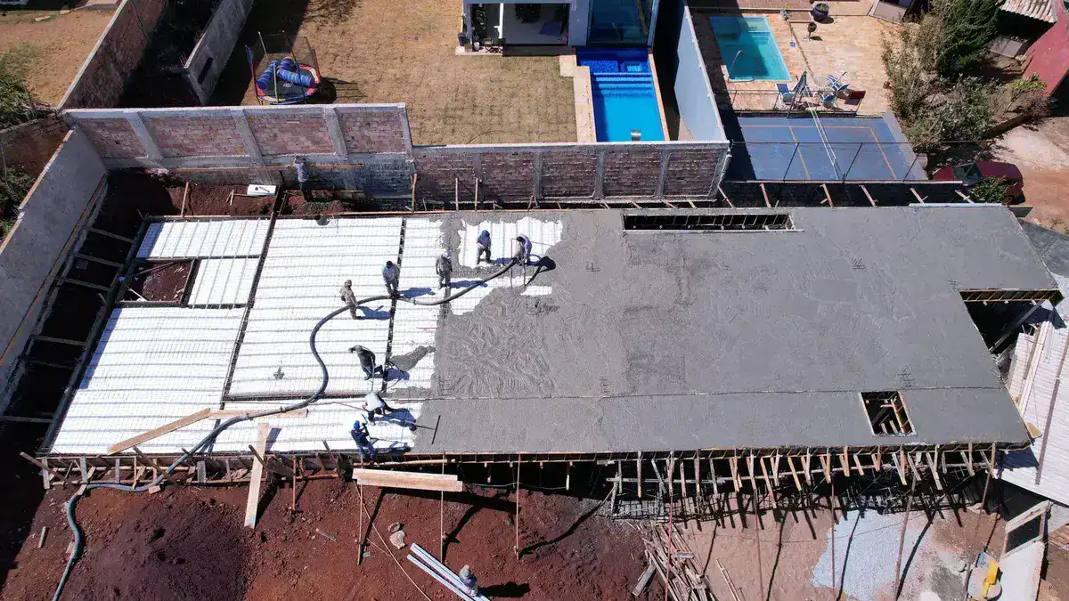 Concretagem da laje protendida com isopor em obra de Nova Lima