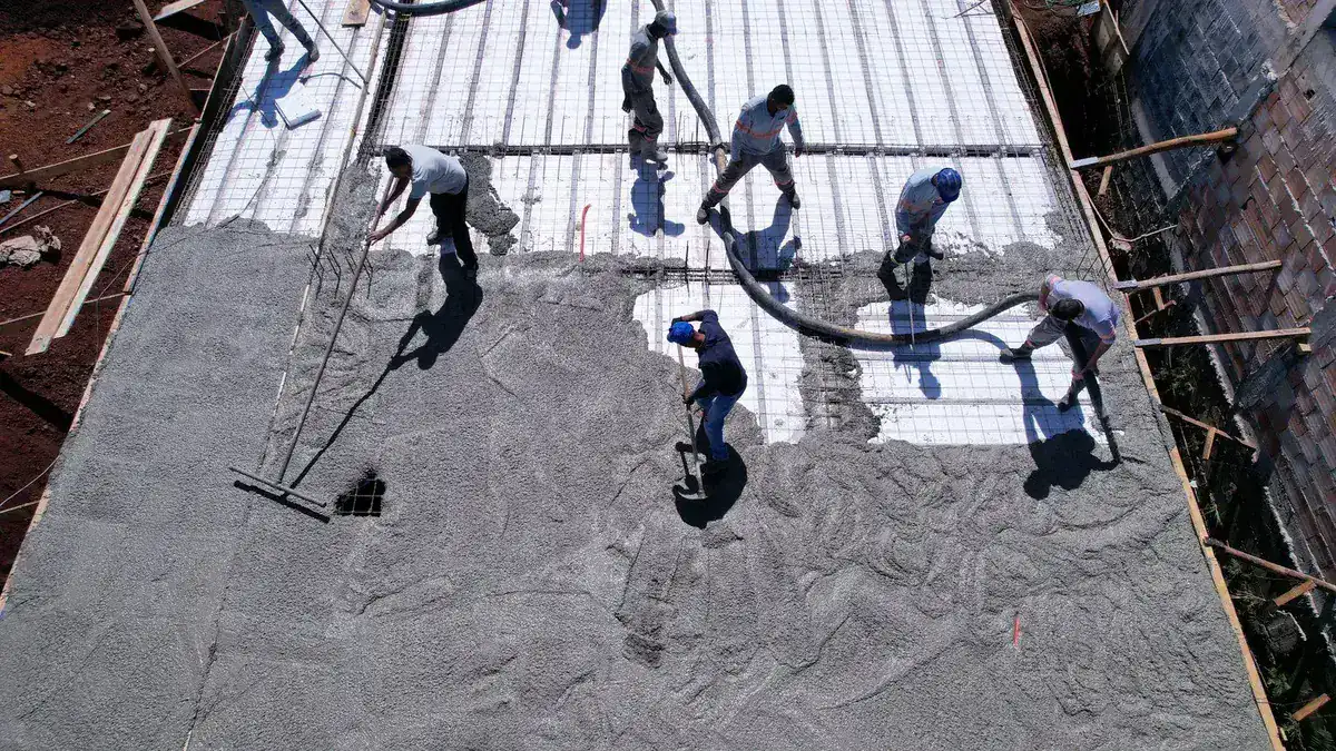 Concretagem da laje protendida com isopor em obra de Nova Lima