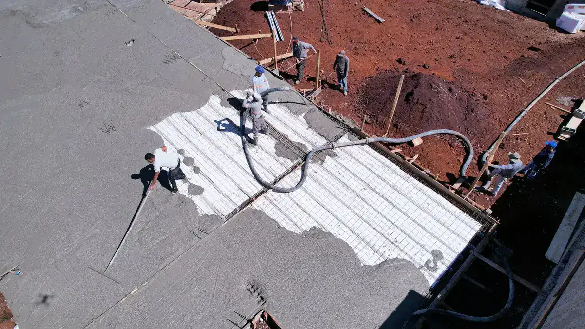Concretagem da laje protendida com isopor em obra de Nova Lima