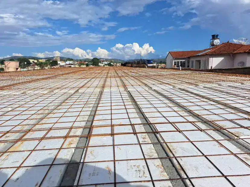 Laje Protendida com Isopor da IgluMe Lajes montada em obra em Belo Horizonte