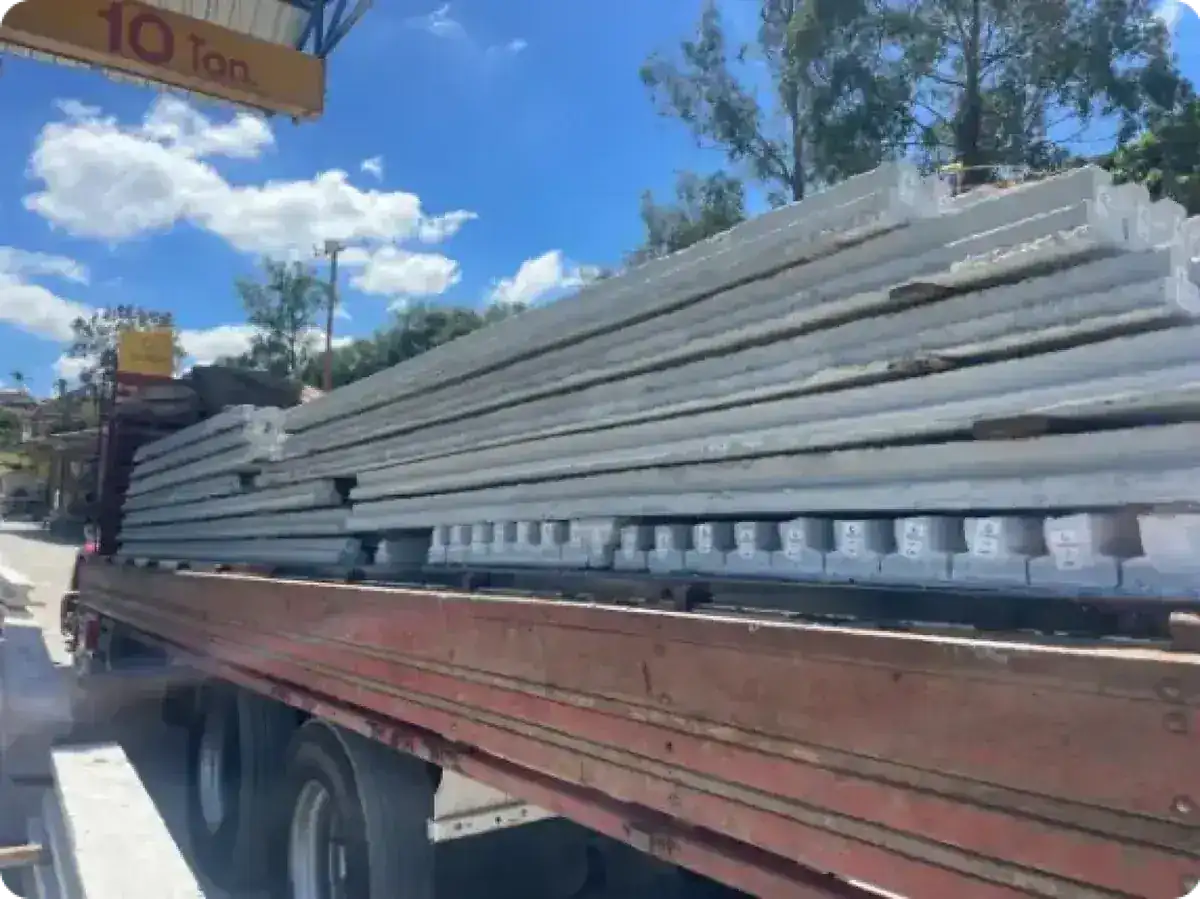 Viga de laje protendida transportada em carreta até obra de Nova Lima