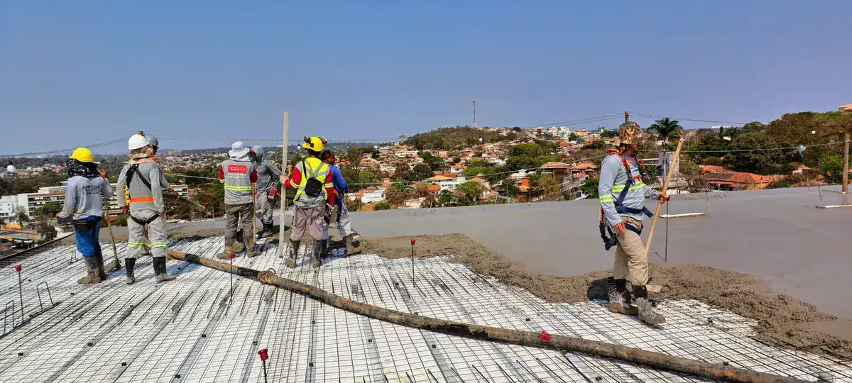 Laje sendo concretada em obra de Lagoa Santa, Minas Gerais