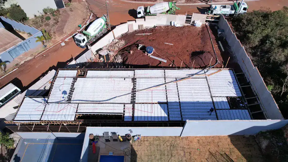 Terreno do bairro Vale do Sol, em Nova Lima, preparado para receber laje protendida