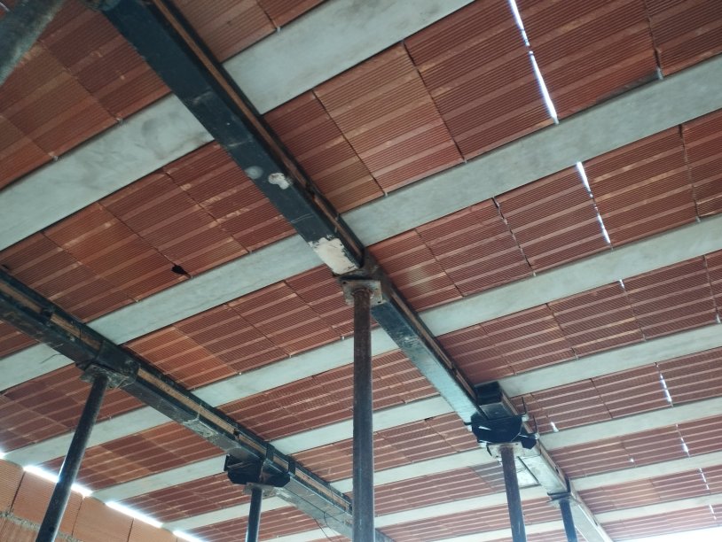 VISTA DA PARTE INFERIOR DA LAJE TRELIÇADA COM TIJOLOS OBRA IGLUME LAJE SEM LAGOA SANTA