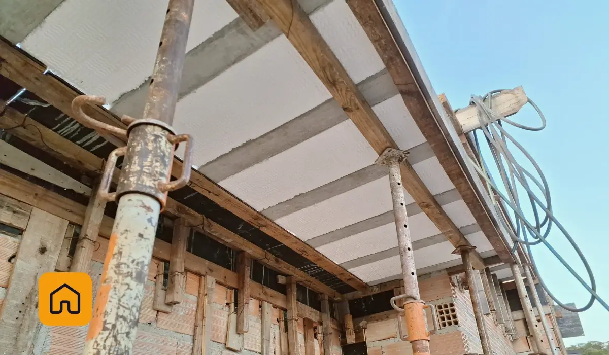 beiral em balanço de laje treliçada com isopor na construção