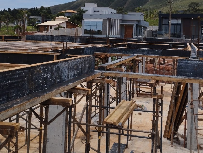 FORMA DE MADEIRA PARA PREPARAÇÃO DE RECEBIMENTO DA LAJE