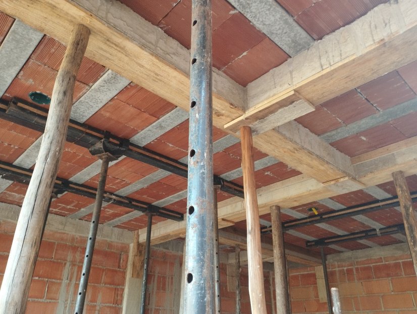 PARTE INFERIOR DA LAJE COM TIJOLOS ESCORADA