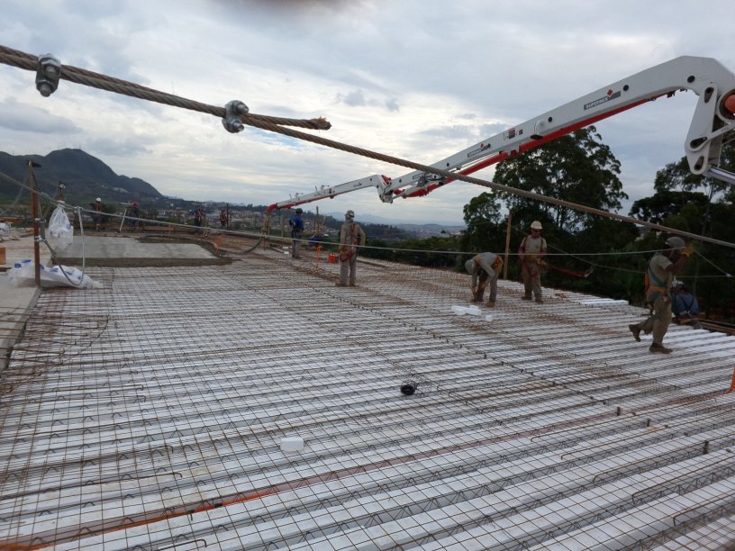 concragem da laje painel alividado com operários