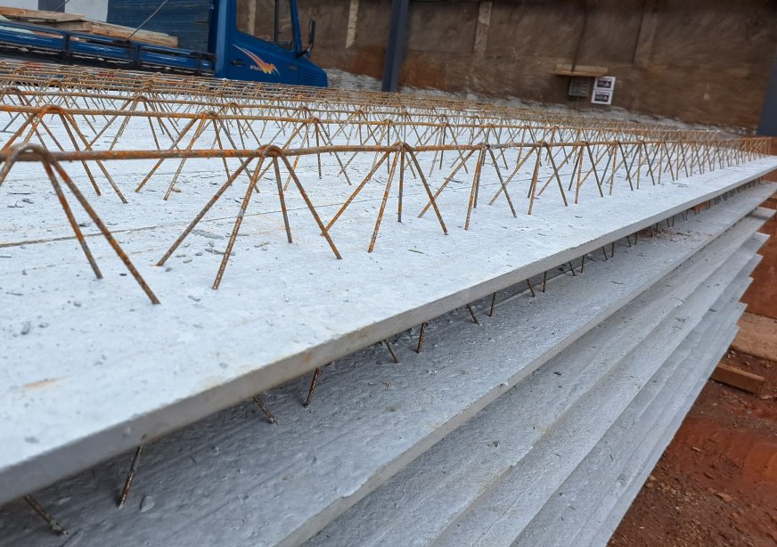 vigotas ou trilhos da laje painel treliçada estocada em obra