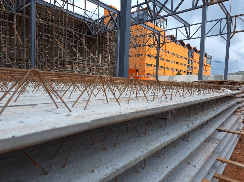 VIGAS PAINEIS TRELIÇADAS ESTOCADA NO CANTEIRO DE OBRA DE ESTRUTURA METALICA OBRA DA IGLUME LAJES EM BELO HORIZONTE
