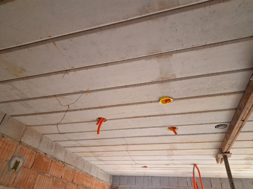 VIÃO DA PARTE DE BAIXO DA LAJE NA OBRA DE PREDIO DE TIJOLOS ESTRUTURAIS OBRA BH