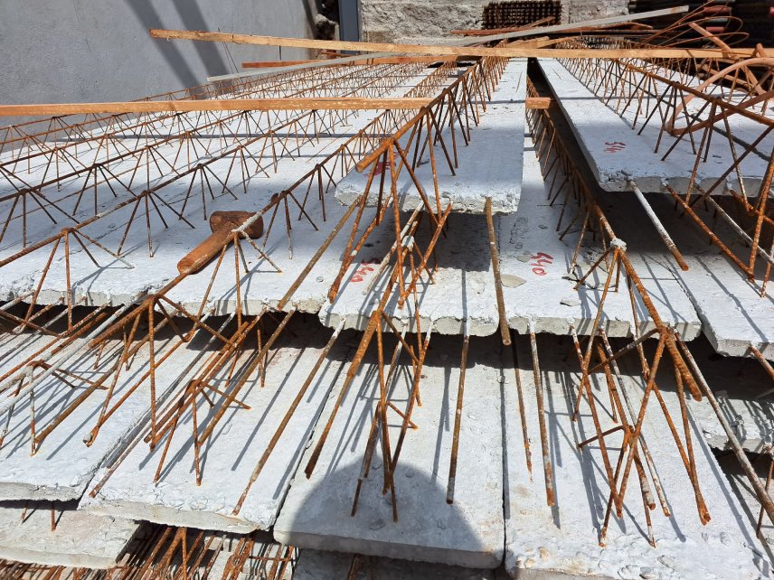 VIGAS DE LAJES PAINEL TRELIÇADO COM A FERRAGEM EXPOSTA PARA ENGASTAMENTO NA ESTRUTURA