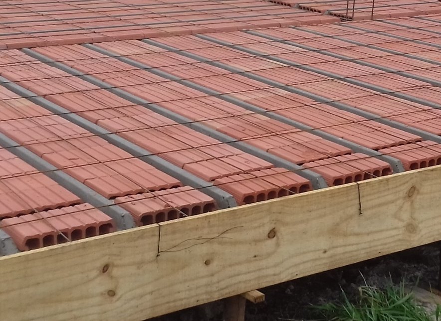 laje protendida com tijolos com a forma em madeira para pre concretagem