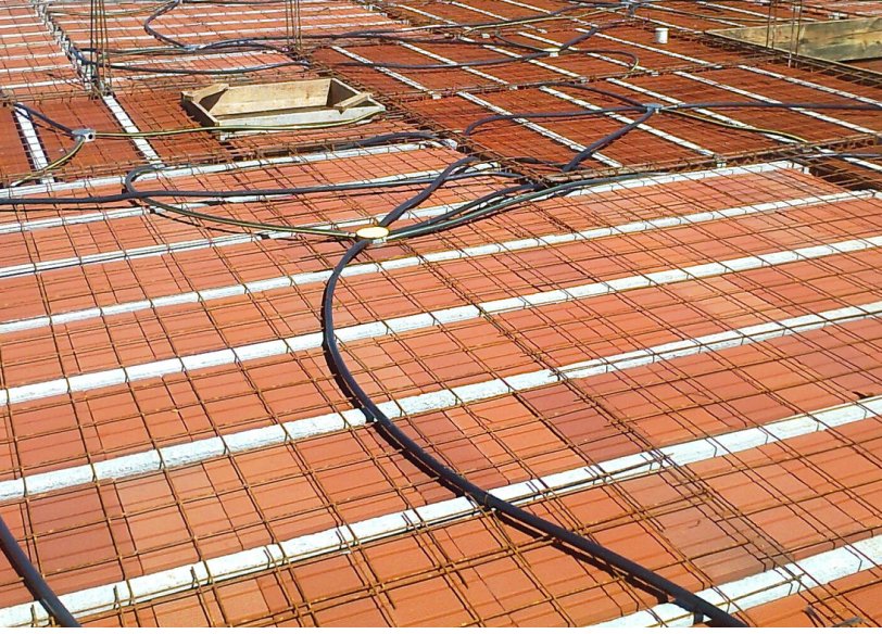 LAJE PROTENDIDA VIGOTAS E TIJOLOS COM ELETRODUTOS PRE CONCRETAGEM