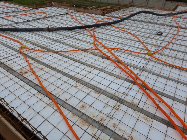 LAJE PROTENDIDA COM ISOPOR COM ELETRODUTOS E MANGUEIR DE BOMBEAMENTO DE CONCRETO OBRA IGLUME LAJES