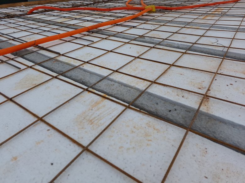 LAJE PRONTENDIDA COM ISOPOR E ELETRODUTOS E MALHA DE AÇO DE DISTRIBUIÇÃO DE CARGA