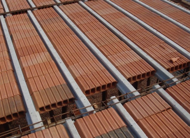 laje protendida com tijolos na parte de cima antes de ser concretda tijolos e vigotas