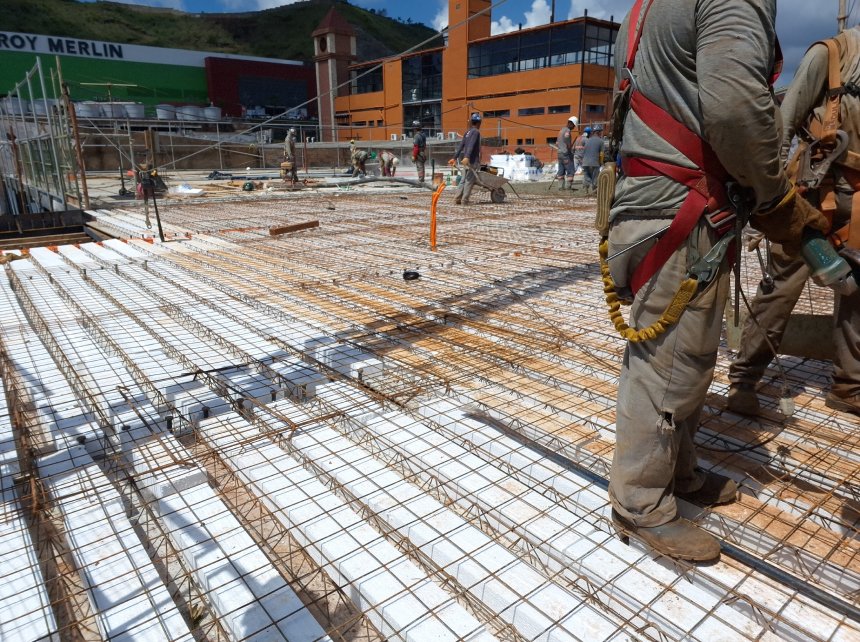 OPERARIOS LAJE PAINEL TRELIÇADO ALIVIADO COM ISOPOR CONCRETANDO AO FUNDO