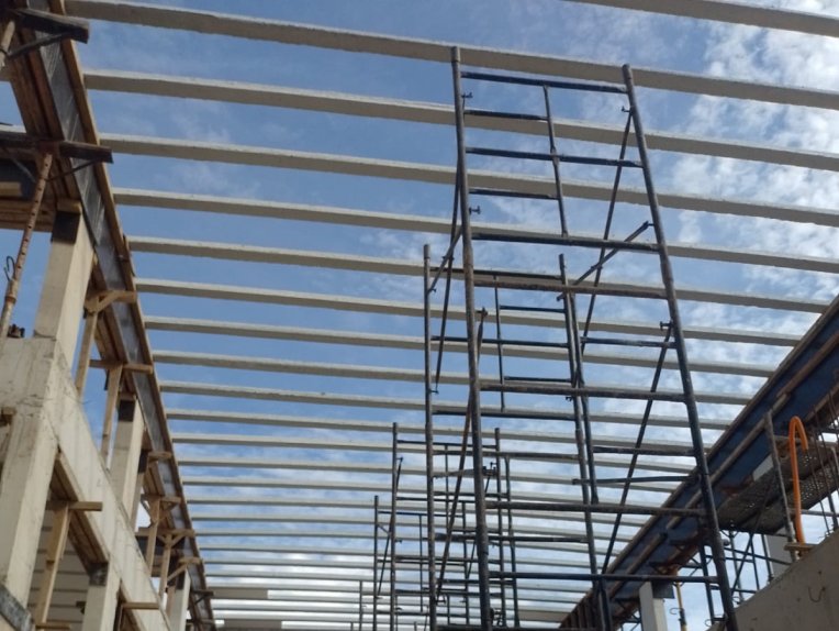 OBRA LAJE PROTENDIDA PÉ DIREITO DUPLO OBRA ALPHAVILLE DE VESPASIANO