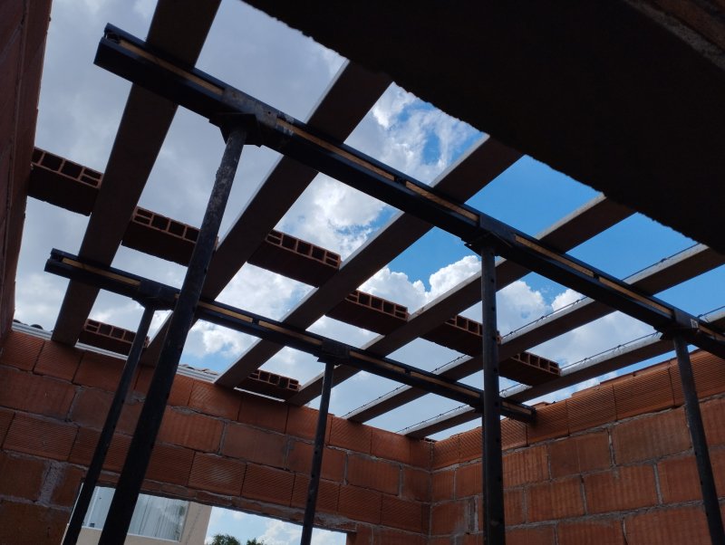 VIGOTAS TREIÇADAS E TIJOLOS DA PRE MONTAGEM DA LAJE E LAGOA SANTA