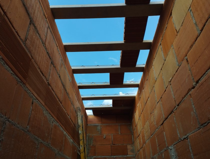 MOTANGEM LAJE TRELIÇADA COM TIJOLOS EM OBRA EM LAGOA SANTA